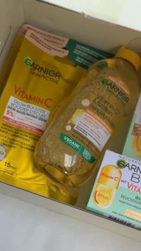 Coffret soin Garnier SkinActive Vitamine C avec sérum booster d'éclat, masque, eau micellaire et crème hydratante dans une boîte blanche.