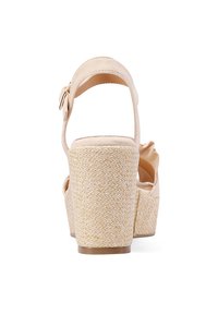 Sandali platform beige con tacco intrecciato e testurizzato, cinturino posteriore e design della punta rotonda. Materiale morbido e dettaglio della fibbia regolabile.