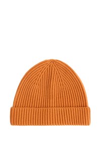Orange Rippstrick-Mütze mit umgeschlagenem Bund, entworfen für Wärme und lässigen Stil.