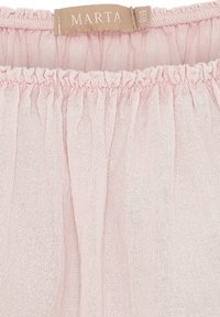 Lys rosa samlet talje lavet af gennemsigtig, tekstureret stof med et label broderet med "MARTA." Ingen synlig hardware eller mønstre.