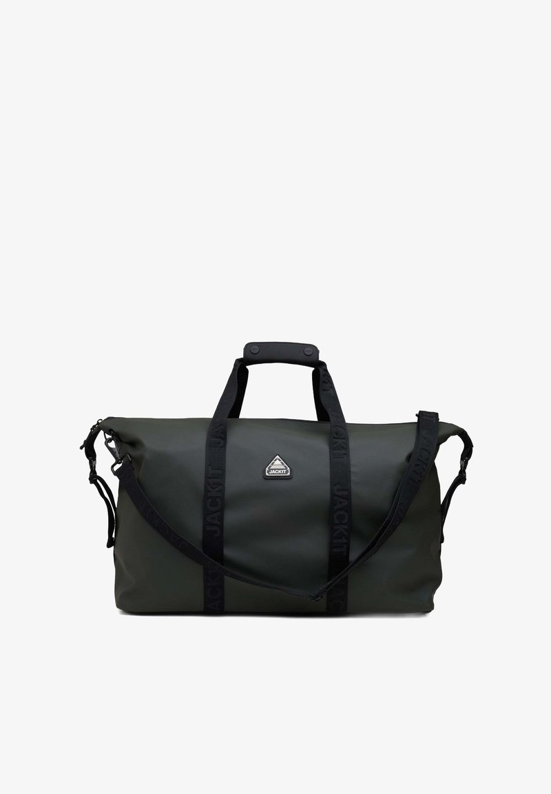 Tumma vihreä duffel-laukku, joka on valmistettu kestävästä materiaalista. Laukussa on mustat kahvat ja säädettävä hihna, sekä kolmion muotoinen logo ja minimalistinen muotoilu.