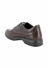 Scarpa atletica in pelle marrone con finitura liscia, lacci frontali, punta rotonda, colletto imbottito e suola in gomma per la trazione.