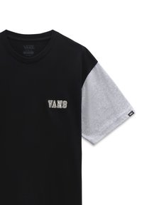 Svart kortärmad t-shirt med grå ärm, tillverkad av bomulls material, med en liten broderad "VANS"-logotyp på bröstet.