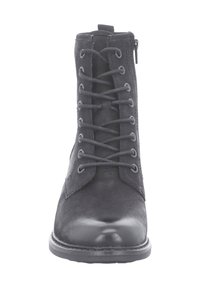 Černé kotníkové boty s kombinací matného semiše a lesklé kůže. Mají šněrování, boční zip a pevnou gumovou podrážku.