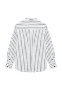Chemise blanche à manches longues avec des rayures verticales noires, poignets boutonnés et une couture au niveau du dos. Tissu doux au toucher lisse.