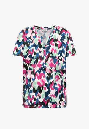 Camisa de mujer de manga corta con patrón abstracto multicolor en rosa, azul, verde, negro y blanco, y una pequeña abertura en forma de V en el cuello.
