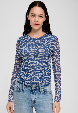 Langsleeve top met een blauw en beige camouflagepatroon, gemaakt van een lichte, doorzichtige stof met een ronde hals.