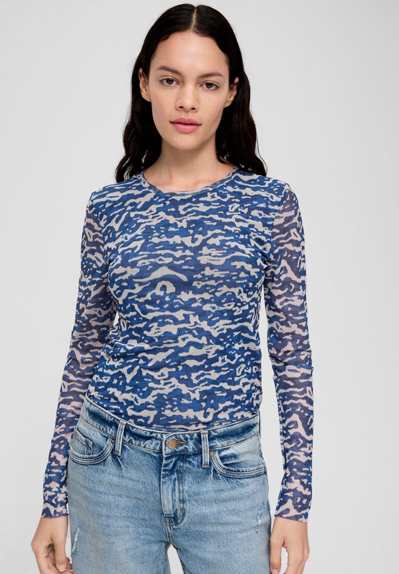 Langsleeve top met een blauw en beige camouflagepatroon, gemaakt van een lichte, doorzichtige stof met een ronde hals.