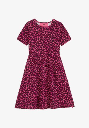 Šaty s krátkym rukávom a priliehavým telom, s rozšírenou sukňou, vyrobené z jemnej textílie s ružovým leopardím vzorom na čiernom pozadí.