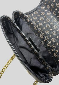 Borsa in finta pelle nera con tracolla a catena dorata, dotata di due scomparti rivestiti in tessuto nero con un motivo a logo ripetuto.