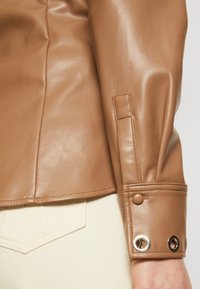 Chemisier GUESS By Marciano Claud Taille XS - Couleur Sable Neuf Avec étiquettes