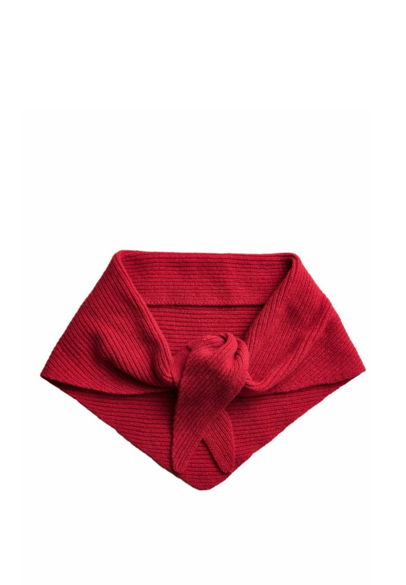 Écharpe rouge tricotée avec un motif de nœud à l'avant, mettant en avant une texture côtelée et une forme triangulaire.
