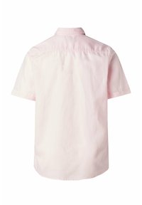 Camisa de manga corta, de color rosa claro, hecha de algodón, con cuello abotonado y corte recto en el dobladillo, con un acabado suave y texturizado.