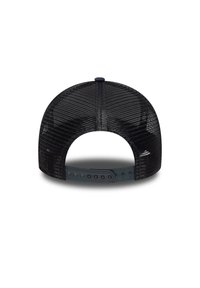 Gorra de malla negra con la parte trasera redondeada, correa ajustable de plástico y un pequeño botón azul marino en la parte superior. La textura es suave con un diseño transpirable.