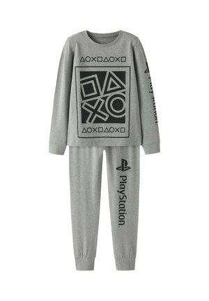 Ensemble de pyjama PlayStation gris à manches longues avec des symboles géométriques noirs sur le haut et le logo PlayStation avec texte sur le pantalon.