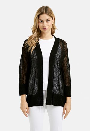 Schwarze gestrickte Strickjacke mit offenem Vorderteil, kurzen Ärmeln und lockerer Passform. Das Muster zeigt netzartige Öffnungen überall.