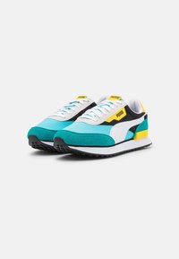 Teal- und schwarze Wildledersneaker mit weißen und gelben Akzenten, flachen Schnürsenkeln, gepolstertem Kragen und gemustertem Gummisohle. PUMA-Logo auf der Zunge und an der Seite.