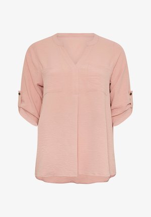 Jasnoróżowa bluzka z teksturowanej tkaniny, dekoltem w serek, dwoma kieszeniami na piersi oraz podwiniętymi rękawami o długości 3/4 z guzikami.