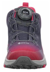 Scarpa da trekking GORE-TEX caratterizzata da un gradiente di viola scuro e rosa, sistema di allacciatura BOA, tomaia testurizzata e suola robusta per una buona trazione.