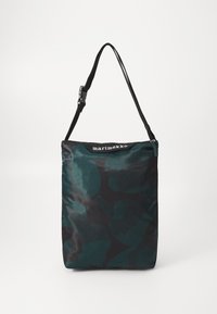 Borsa a tracolla nera e teal con motivo, chiusura con zip e tracolla regolabile. Presenta un dettaglio logo nella parte superiore. Materiale morbido e lucido.