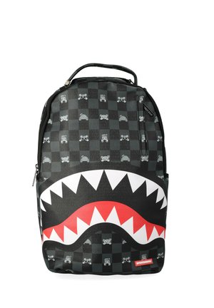 Zaino a quadri nero e grigio con piccole icone e una grande bocca aperta stilizzata con denti bianchi e rossi dentellati sulla parte anteriore.