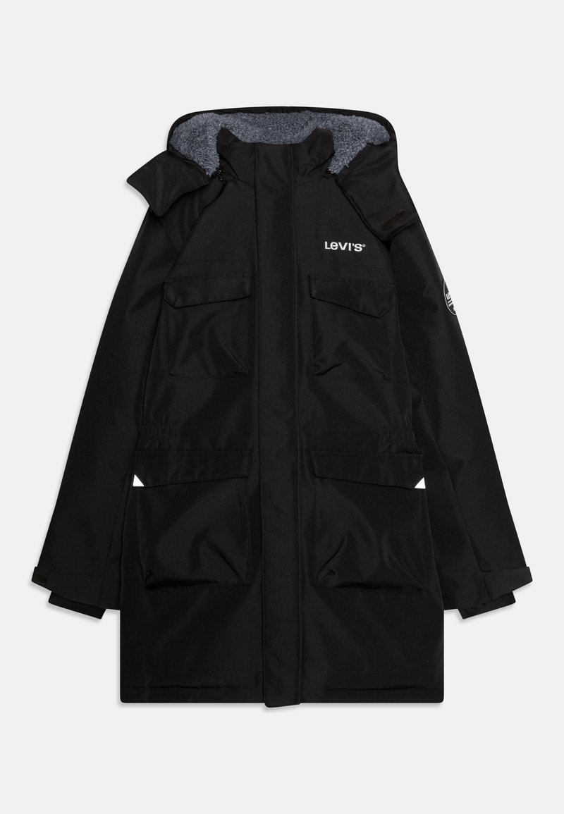 Zwarte parka jas met een grijs gevoerde capuchon, twee grote voorzakken en een logo op de borst. Voorzien van lange mouwen en een rechte snit.