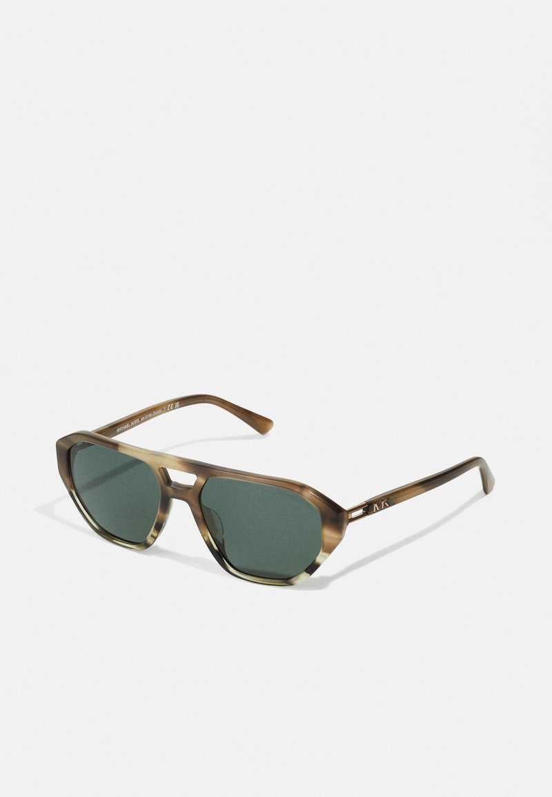 Óculos de sol em tons de castanho com uma armação octagonal, lentes verdes e detalhes texturizados nas hastes. Apresenta um logótipo em uma das hastes.