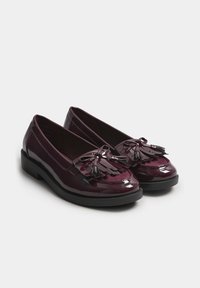 Burgundy lackläder loafers med dekorativa svarta fransar, platt svart gummisula och en mjuk, blank yta.