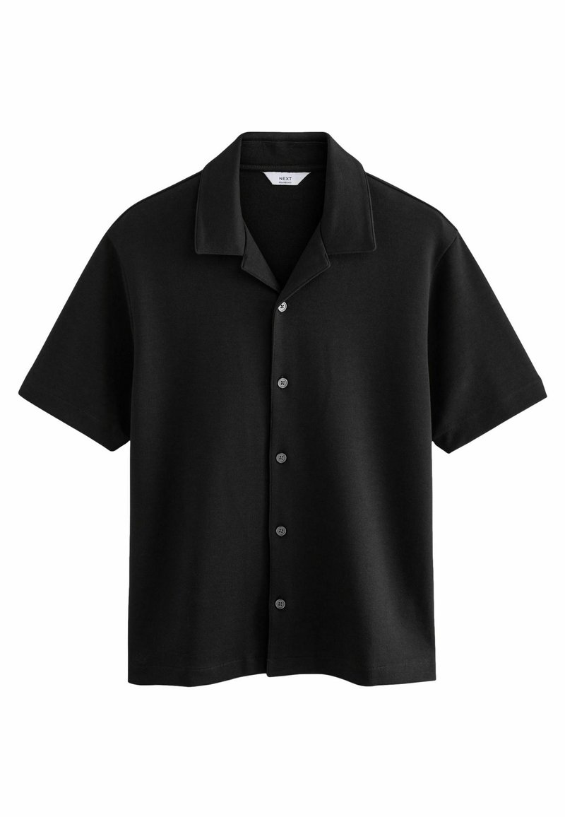 Chemise noire à manches courtes avec col droit, cinq boutons sur le devant et un ourlet droit.