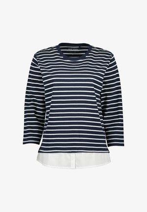 Marineblauwe en witte gestreepte longsleeve shirt met een gebogen zoom en een witte gelaagde onderkant, gemaakt van zachte stof. Heeft een ronde halslijn.
