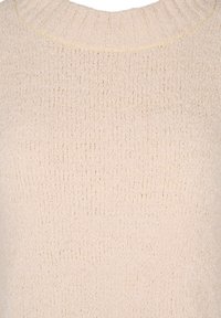 Sweter w jasnobeżowym kolorze o fakturowanej powierzchni, z prążkowanym dekoltem oraz miękką, puszystą tkaniną. Zawiera delikatny wzór tkaniny na całej powierzchni.