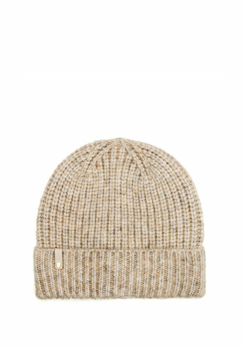 Dziana czapka w jasnym beżowym kolorze z teksturą prążkowaną. Posiada podwinięty mankiet oraz małą, metaliczną metkę.