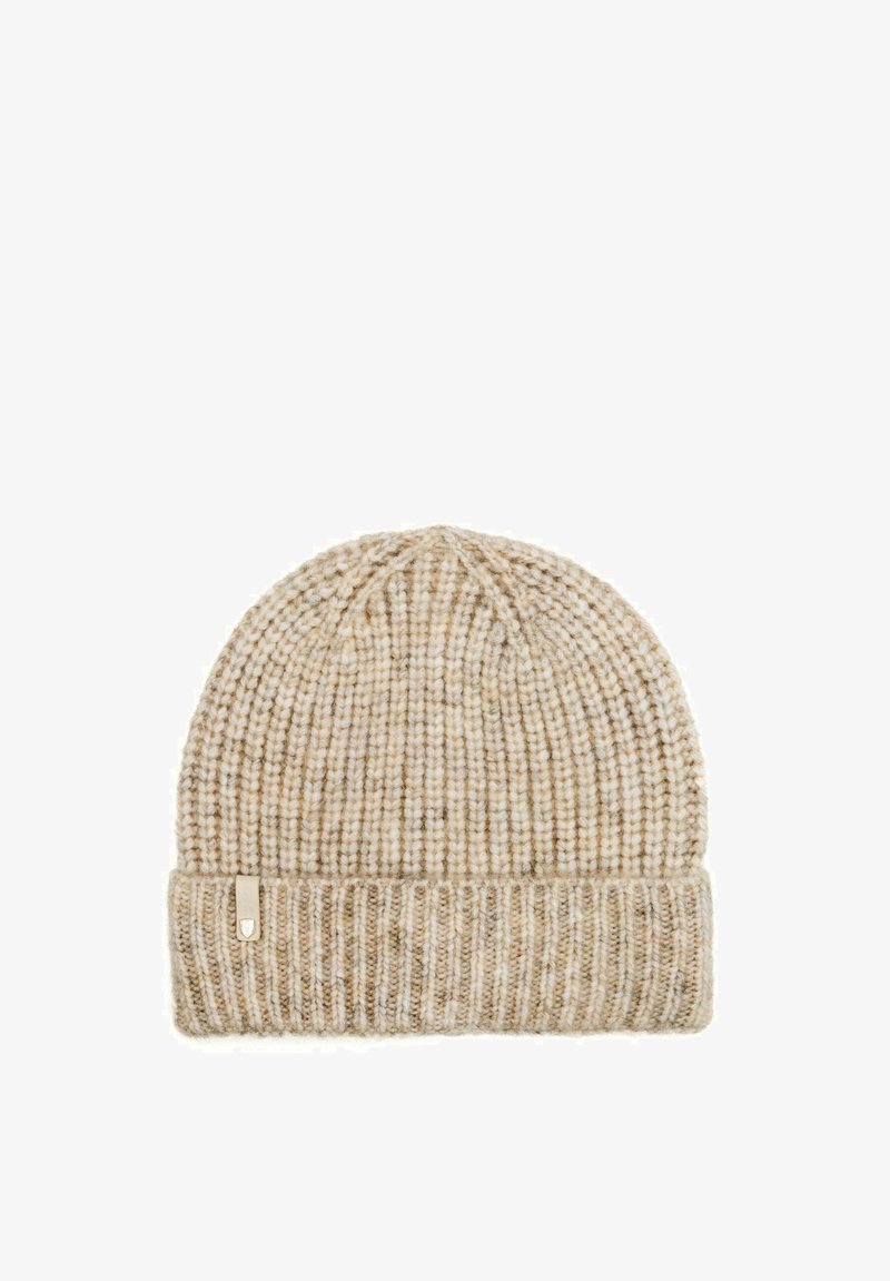 Dziana czapka w jasnym beżowym kolorze z teksturą prążkowaną. Posiada podwinięty mankiet oraz małą, metaliczną metkę.