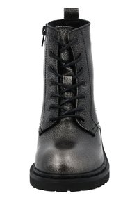 Stivale alla caviglia in pelle nera texture opaca, con punta arrotondata, chiusura con lacci e zip. Suola in gomma con un leggero schema di battistrada.
