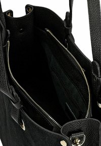 Borsa tote nera in pelle con finitura testurizzata, dotata di un compartimento con zip e accessori in oro, che si apre per rivelare un morbido interno nero.