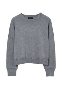 Pull gris court en tissu tricot doux. Il présente un col rond, des épaules tombantes et des poignets et un ourlet côtelés. Design simple.