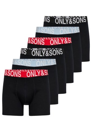 Sześć par czarnych bokserek męskich z paskami w talii w kolorach czerwonym, jasnoniebieskim i czarnym, z nazwą marki ONLY & SONS w białym tekście.