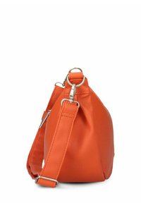Orange Lederhandtasche mit verstellbarem Schultergurt sowie silbernen Metallringen und -verschlüssen, seitlich vor weißem Hintergrund gezeigt.