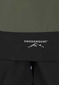 Unselected, black olive