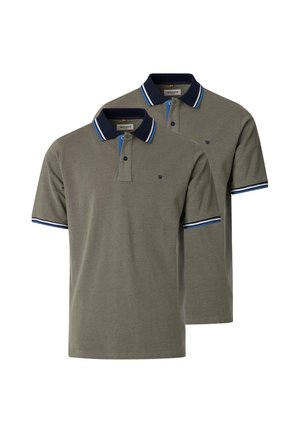 Zwei olivgrüne Poloshirts mit marineblauen Krägen und blau-weiß gestreiftem Besatz an Ärmeln und Kragen, vor weißem Hintergrund dargestellt.