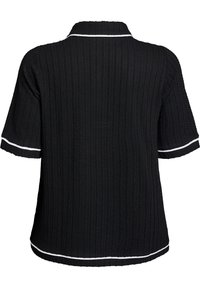 Musthave musta lühikeste varrukatega särk ribakujulise tekstuuriga, valged äärised krae ja varrukate ääres, omades vabalt langevat lõiget ja sirget allserva.