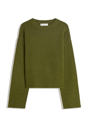 Sweter w oliwkowo-zielonym kolorze, dziergany, z okrągłym dekoltem, długimi rękawami oraz ściągaczami na mankietach i na dole.