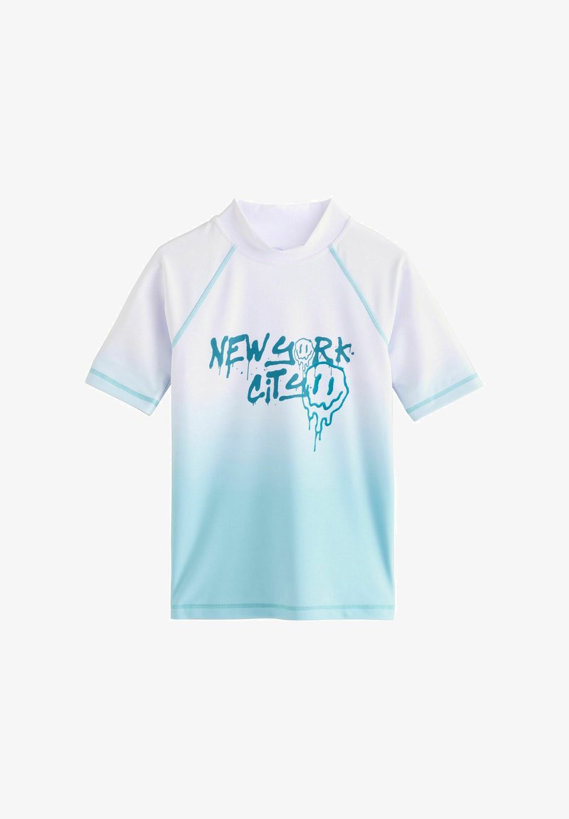 Koszula z krótkim rękawem w białym i jasnoniebieskim gradiencie, z wysokim kołnierzem, niebieskim przeszyciem oraz tekstem w stylu graffiti "New York City" i grafiką kroplącego się uśmiechu.