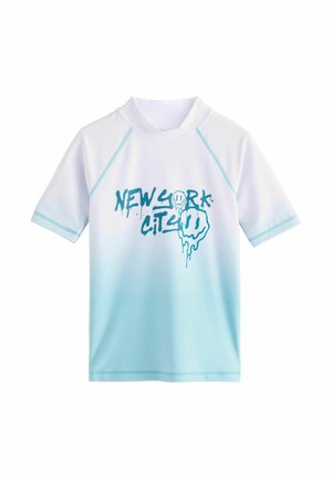 T-shirt de surf à manches courtes en dégradé blanc et bleu clair. Présente "NEW YORK" en police de style graffiti teal et un graphique de smiley. Matière douce et extensible.