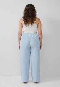 Brede, blauw-wit gestreepte broek met hoge taille, voorzien van achterzakken en een zachte, gestructureerde stof.