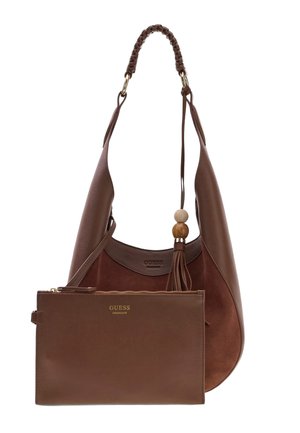 Bruine Guess hobo-tas met gevlochten handvat en kwastdetail, gecombineerd met bijpassend bruin etui met rits met het label "GUESS COLLECTION."