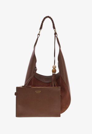 Braune Guess Hobo-Tasche mit geflochtenem Griff und Quastendetail, kombiniert mit passendem braunen Reißverschlusstäschchen mit der Aufschrift "GUESS COLLECTION".