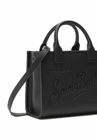Borsa a mano in pelle nera con superficie texture, stampa in rilievo con il testo "Sognando Saint Bart", manici corti e tracolla regolabile.