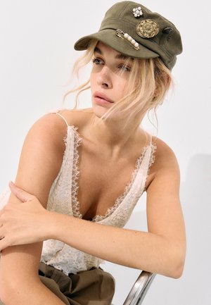 Stradivarius, MILITARY CAP WITH BEADS - Casquette - khaki