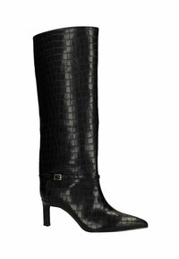 Zwarte enkelboot van croco-geëmbosserd leer, met een spitse neus, slanke hak, hoog tot de knie ontwerp en een decoratieve riem met een zilveren gesp.